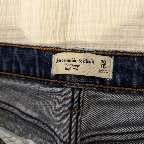 Abercrombie and Fitch The Skinny High Rise jean - Picture 8 of 9